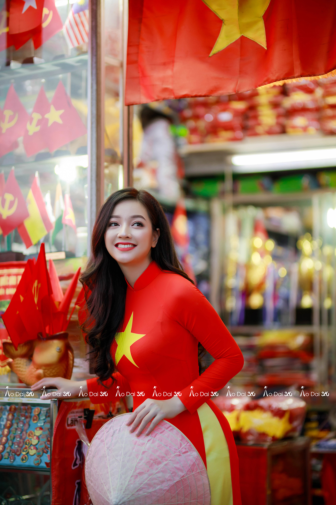 Áo dài cờ đỏ sao vàng: 
Áo dài cờ đỏ sao vàng là trang phục truyền thống đặc trưng của người phụ nữ Việt Nam. Với kiểu dáng đẹp mắt và sự kết hợp giữa hai màu cờ đỏ sao vàng, áo dài trở thành biểu tượng của vẻ đẹp quý phái và tinh tế. Hãy thưởng thức những hình ảnh áo dài cờ đỏ sao vàng đẹp nhất qua các bức ảnh độc đáo.