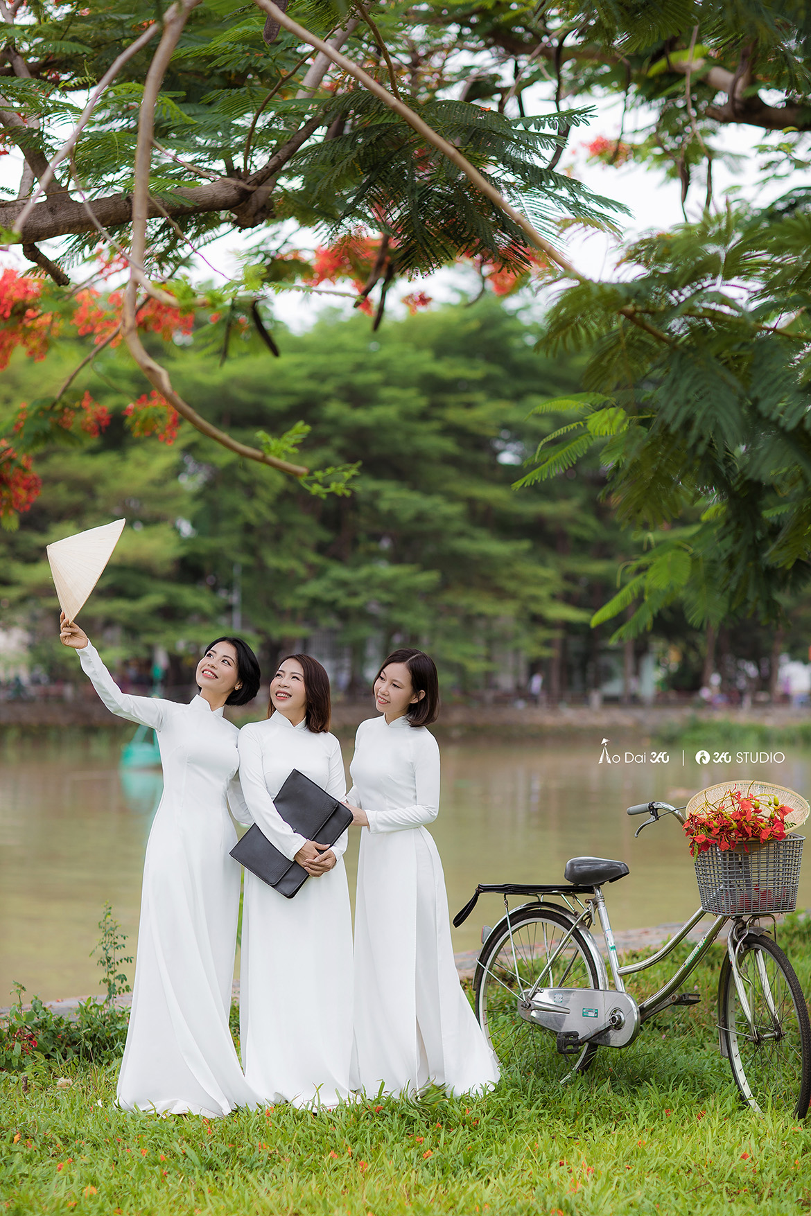 Áo dài hoa phượng là biểu tượng của sự nữ tính, yêu đời và tôn vinh vẻ đẹp của phụ nữ Việt Nam. Hãy xem hình ảnh này để chiêm ngưỡng áo dài hoa phượng được thiết kế tinh tế và lộng lẫy để tôn vinh vẻ đẹp của phụ nữ Việt Nam.
